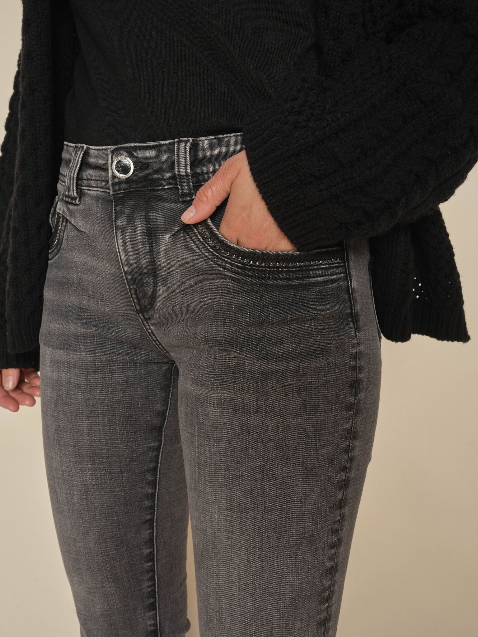 Modelshot / Grey / Detail
